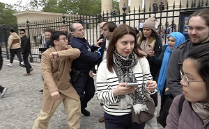 法國民主人士抗議習近平到訪 遭舉五星旗不明人士鬧場攻擊