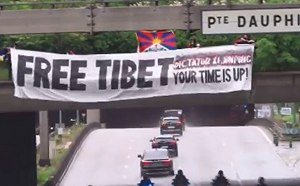 (影) 習訪法一路遇抗議! 法電視台播異議人士遭押回中國 藏人舉抗議標語