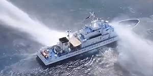 衝進中國「紅線」區! 菲海警進入黃岩島12海哩內 解放軍2艦水砲全開猛射