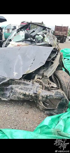 (影) 沒煞車痕! 浙江夫妻開特斯拉衝下山身亡 家屬疑:行車紀錄數據消失
