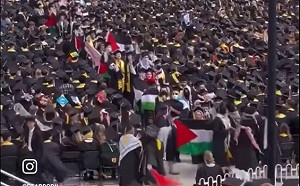 (影) 美大學畢業典禮抗議花招多！舉巴勒斯坦國旗、披頭巾、直接離席 