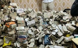 （影）鈔票堆積如山！印部長秘書幫傭家中搜出2.5億盧比 還有黃金珠寶