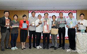 黃偉哲開箱520國宴伴手禮 滿滿台南味要讓貴客滿載而歸