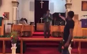 (影) 上帝的幫助！驚險瞬間 遭男子舉槍射擊 槍枝啞火牧師逃過一劫