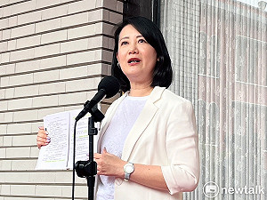 (影)傅崐萁將韓國瑜「踩」在腳下? 綠委批有國會「既視感」