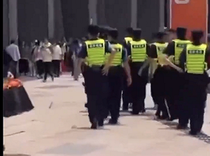(影) 特警鎮壓深圳平安信託維權者! 金融跑路事件連連 早教中心收錢後突關閉