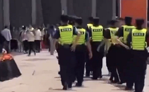 (影) 特警鎮壓深圳平安信託維權者! 金融跑路事件連連 早教中心收錢後突關閉