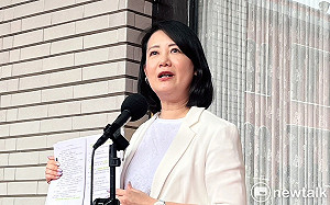 (影)傅崐萁將韓國瑜「踩」在腳下？ 綠委批有國會「既視感」 