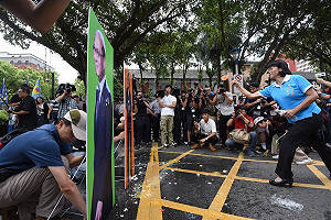 藍營號召群眾場丟鞋丟雞蛋抗議   流血衝突在所不惜