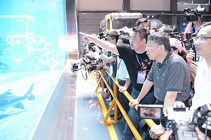 雙城論壇》難得輕鬆！柯文哲認真看魚游來游去