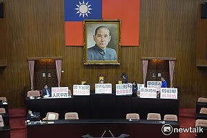 前瞻計畫吵不完  民進黨上午佔主席台 、下午換國民黨