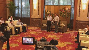 雙城論壇》柯張握手10秒　談笑風生一起共進晚餐