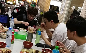 吃這間吧！閃電狼熱情指引中國戰隊啖美食