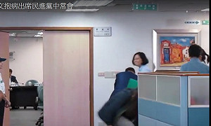 小英抱病出席常會  向媒體揮手致意