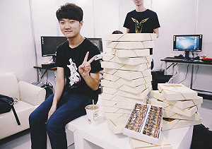 英雄聯盟洲際賽》等身高伴手禮 閃電忙做外交