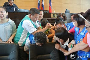 爭奪議事槌  中市議會爆拉扯衝突