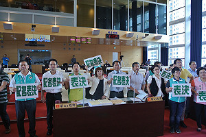 藍綠衝突各說各話  台中市議會匆匆散會