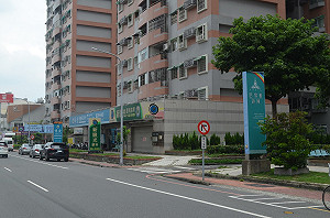 診所集中一條街大鬥市  200公尺竟有14家