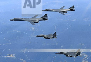 美2轟炸機再度飛越南海  耿爽：危害中國安全