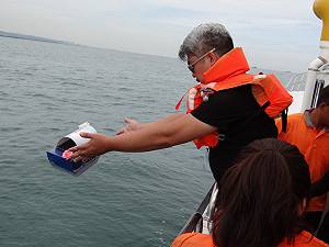 聯合海葬  婦人親手為父母與弟弟送行