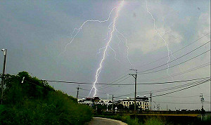 午後陣雨水氣多  高溫上看35度防中暑