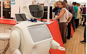 千鈞一髮！機器人出手救女童 免於被置物架壓傷