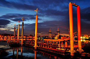 連日高溫怎消暑？新北納涼船夜航淡水河