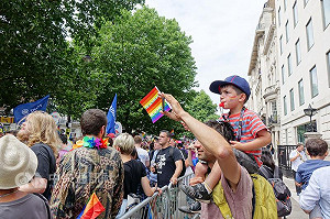 擦去過往血淚 倫敦同志大遊行熱鬧登場