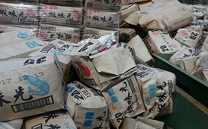 過期蝦味先原料飄惡臭  環保局最高罰2億