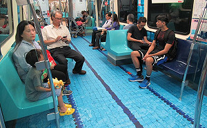 世大運彩繪列車亮相  在車廂裡清涼泡腳！