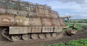 (影) 「籠式裝甲」擋不住無人機! 俄坦克加裝「龜殼」  仍遭烏軍破解