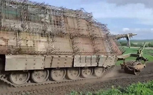 (影) 「籠式裝甲」擋不住無人機！ 俄坦克加裝「龜殼」  仍遭烏軍破解