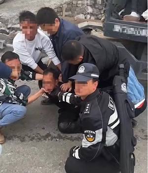 雲南地區嚇壞了! 重大報復性殺人案後 武警學校前維安 家長帶「武器」接小孩