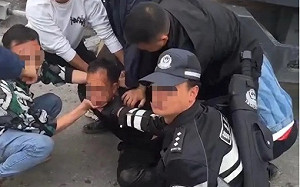 雲南地區嚇壞了！ 重大報復性殺人案後 武警學校前維安 家長帶「武器」接小孩