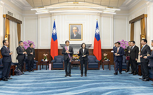 贈勳日本前外務省大臣官房長垂秀夫  蔡英文歡迎他常回台灣