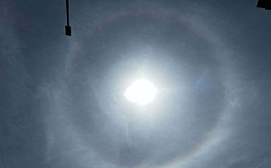 艷陽高照！太陽周圍出現超美「日暈」 氣象署揭成因  