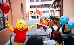 (影)習近平訪匈牙利被嚴密守護 當地民眾披台灣國旗扮小熊維尼抗議