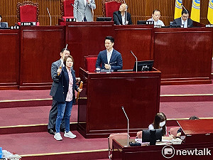 爆新壽3月拜會蔣市府討論「移轉地上權」 林延鳳贈桃花劍盼「斬妖除魔」