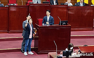 爆新壽3月拜會蔣市府討論「移轉地上權」 林延鳳贈桃花劍盼「斬妖除魔」