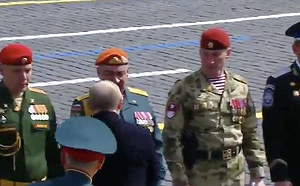 （影）普丁紅場閱兵遭羞辱! 抗議逮捕副防長 2軍官竟公然拒絕向他敬禮......