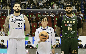 T1聯盟高雄全家海神主場季後賽首戰 陳其邁現身開球助威