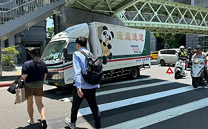 社會冷漠?北市婦過斑馬線摔倒沒人理被輾死 招名威：為什麼不扶她