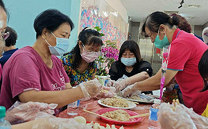 國民黨高市黨部慶祝母親節 邀百位媽媽包元寶