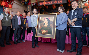 陪蔡英文回楓港老家 周春米喊話：卸任後開車回來屏東玩