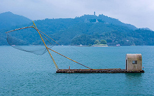 日月潭「四手吊網」平台屢被私闖！日管處架設告示牌禁止