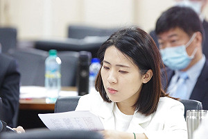 再槓「無良公關」!資深綠吱疑用手機拍住處 徐巧芯提告違反《跟騷法》