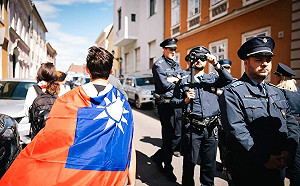 披我國旗抗議習近平訪問 證實是匈牙利國會議員