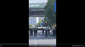 紅綠燈壞了擺爛不修! 南通車禍傳釀23死傷慘劇 政府派警壓熱度 家屬憤怒抗議