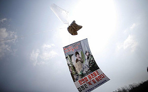 「解放北韓」 在韓脫北者空飄30萬份傳單＋2000支影音USB