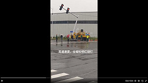 (影) 中國強力封鎖攔不住! 南通車禍現場慘狀曝光 罹難小孩被一個個抬出車外